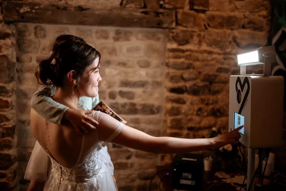 Invitée devant la borne photo