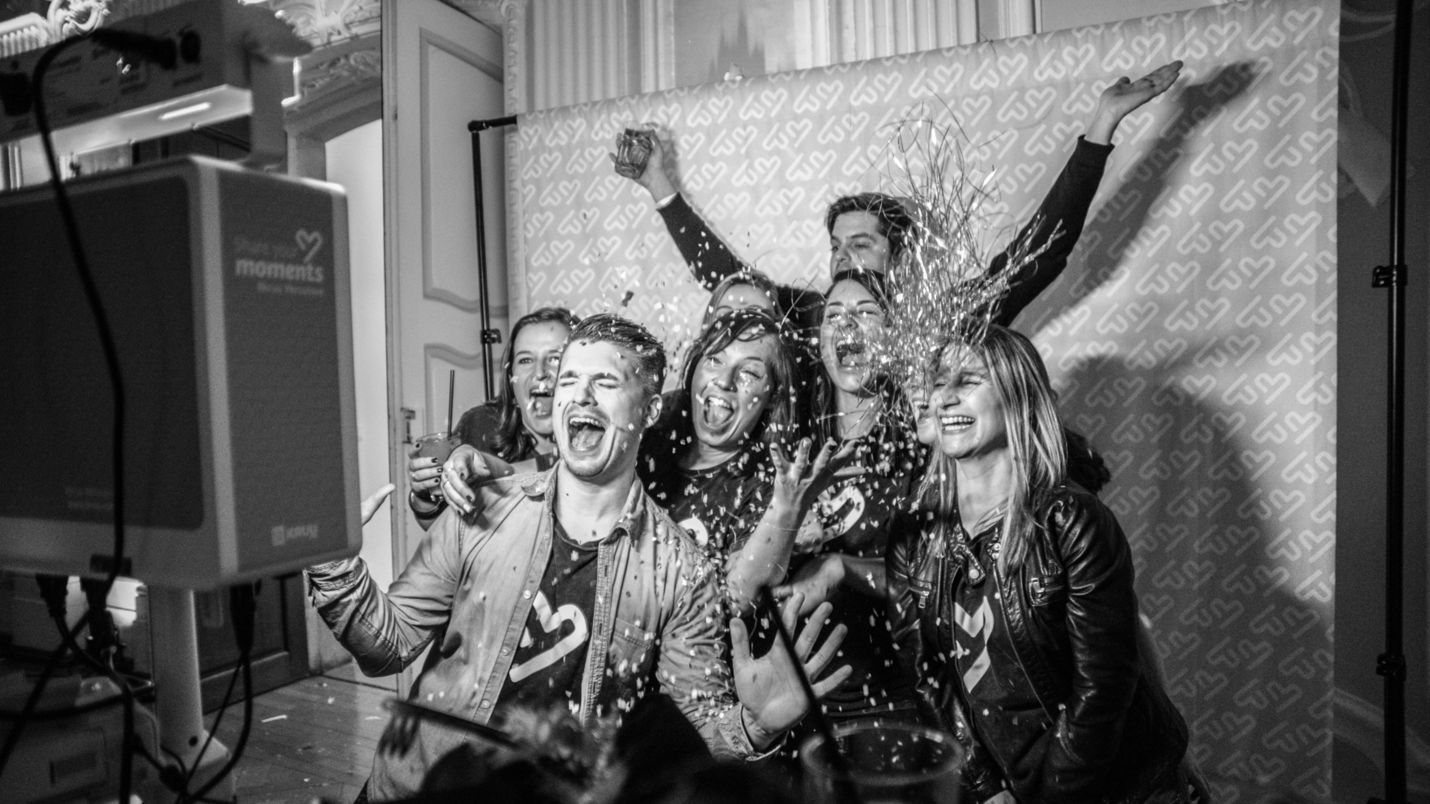 Groupe d'amis qui s'amuse devant un photobooth à Bayonne